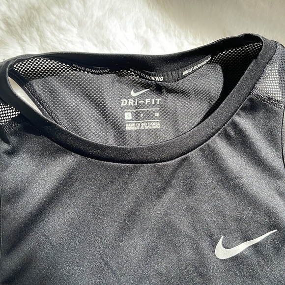 NWOT SLEEVELES NIKE SPORTS TOP - Picture 2 of 3